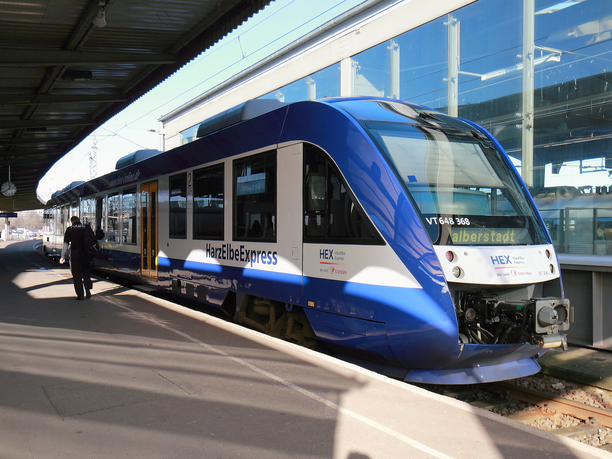 HEX VT 648 368 steht am Bedarfsbahnsteig 1a als HEX80232  nach Halberstadt am 28. Januar 2016 in Halle bereit.