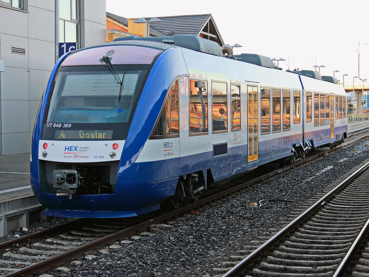 HEX  VT 648 369 steht am 3. Dezember 2016 im Bahnhof von Halberstadt zur Fahrt nach Goslar bereit. 