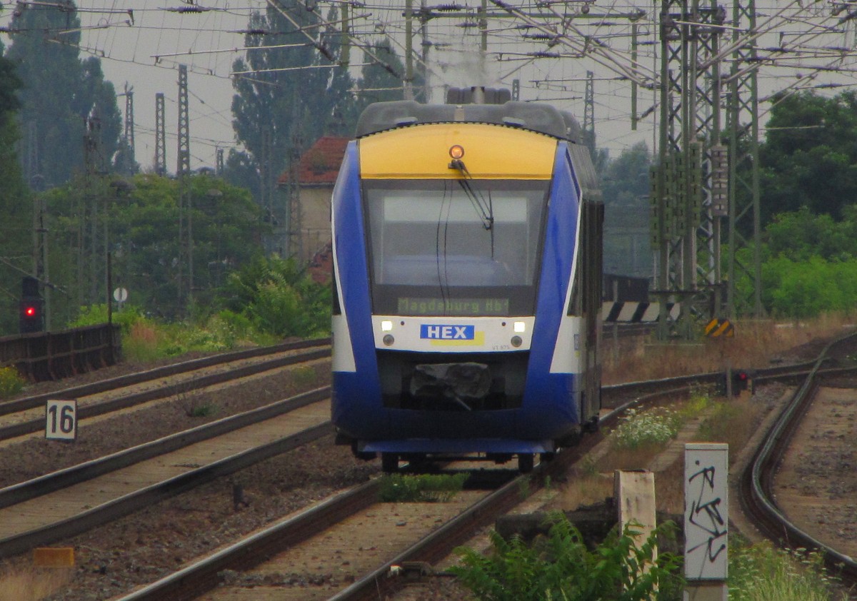 HEX VT 875 als HEX 80185 von Oschersleben (Bode) nach Magdeburg Hbf, am 30.07.2014 in Magdeburg Buckau.