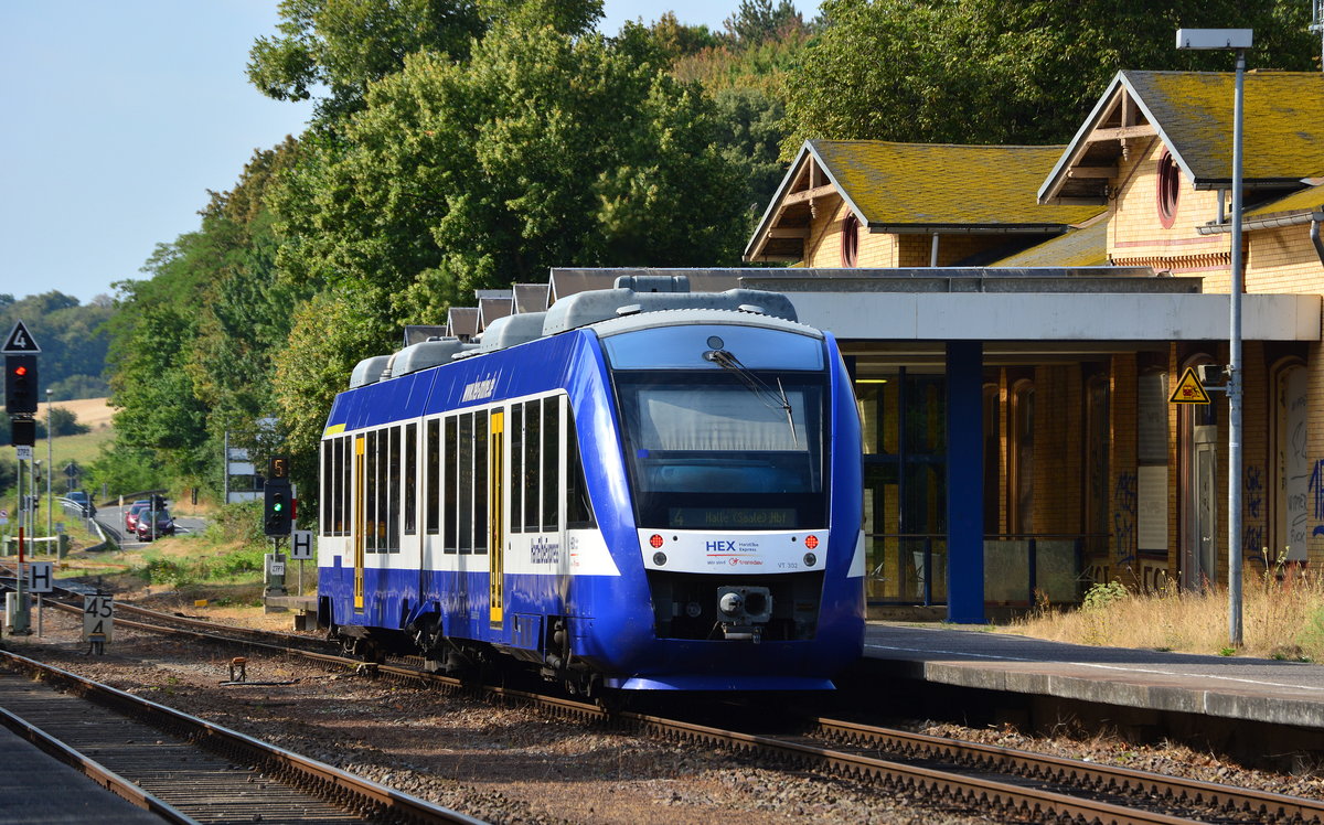 HEX VT302 steht in Sandersleben auf den Weg nach Halle.

Sandersleben 01.08.2018