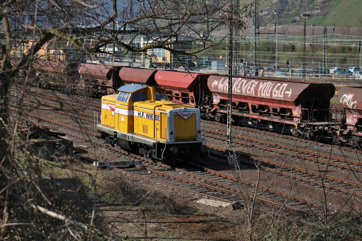 H.F. Wiebe 212 192-3 abgestellt in Bingen (Rhein) Hbf von einen Gehweg aus fotografiert am 07.04.18
