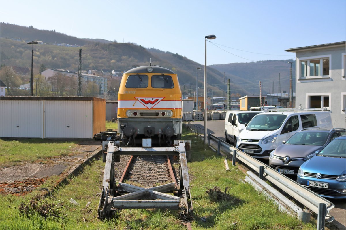 H.F. Wiebe 216 032-3 abgestellt in Bingen (Rhein) Hbf von einen Parkplatz aus fotografiert am 07.04.18