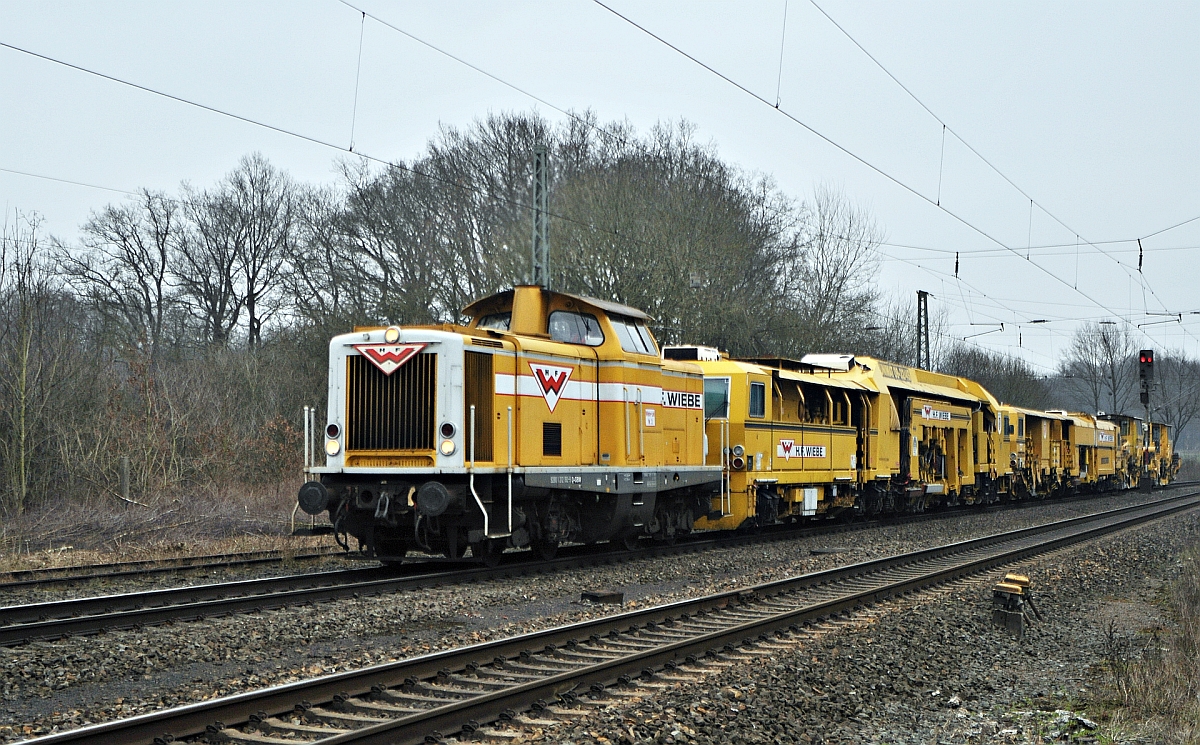 H.F. Wiebe Lok-Nr. 3 (ex 212 192) passiert am 16.03.15 mit einem Gleisbauzug den ehemaligen Bahnhof Vehrte in Richtung Osnabrück. 