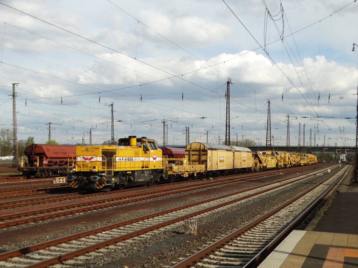 H.F. Wiebe Vossloh G1700 BB Lok 12 (277 018-8) mit einen Bauzug am 08.04.16 in Hanau Hbf vom Bahnsteig aus fotografiert