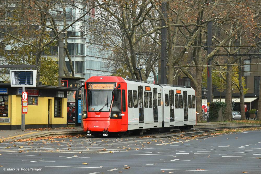 HF6 5301 als Fahrschule in Köln an der Haltestelle Aachener Str./Gürtel in Köln am 12.11.2021.