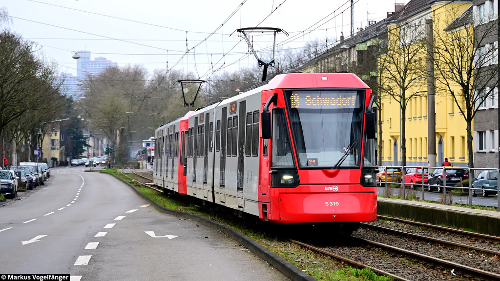 HF6 5319 und 5305 als Linie 18 auf dem Weg über die EBO-Strecke nach Schwadorf auf der Luxemburger Straße in Köln am 17.02.2024. Ab sofort können die HF6 alle Hochflur-Linien auf Linie ausnahmslos befahren.