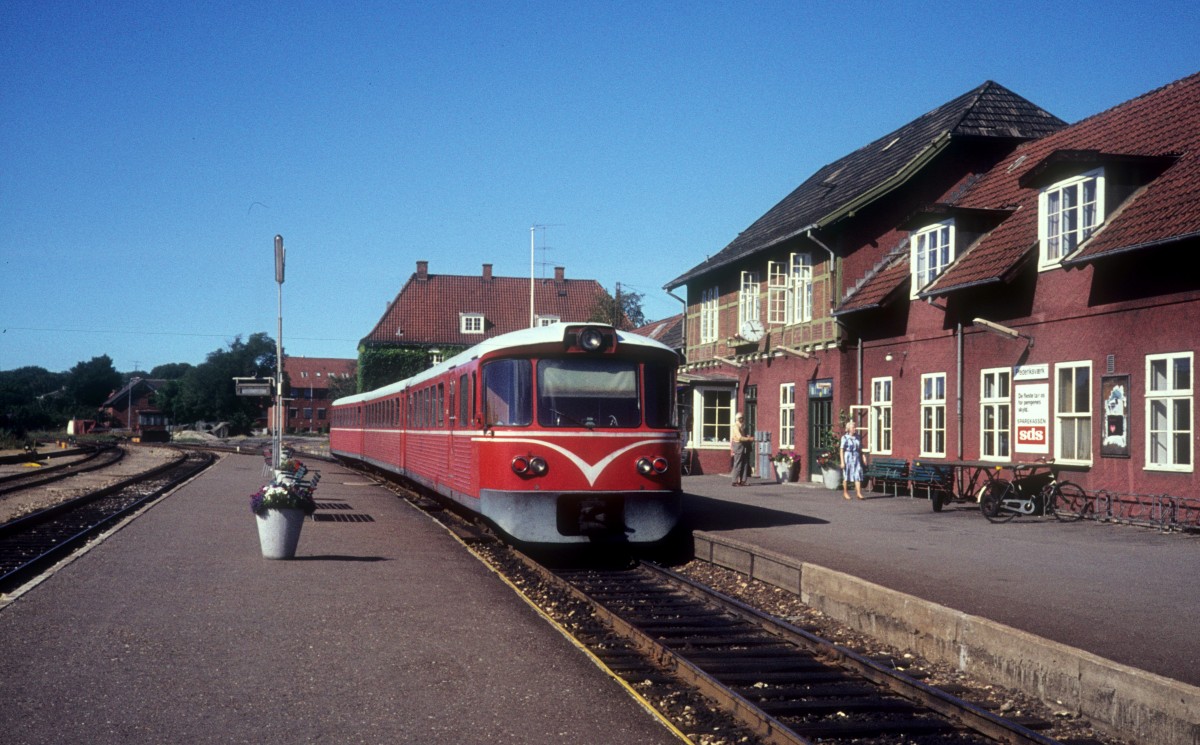 HFHJ (Hillerød-Frederiksværk-Hundested-Jernbane, auch Frederiksværkbanen genannt): Triebzug (Ym + Yp + Ys) Bahnhof Frederiksværk im August 1976.