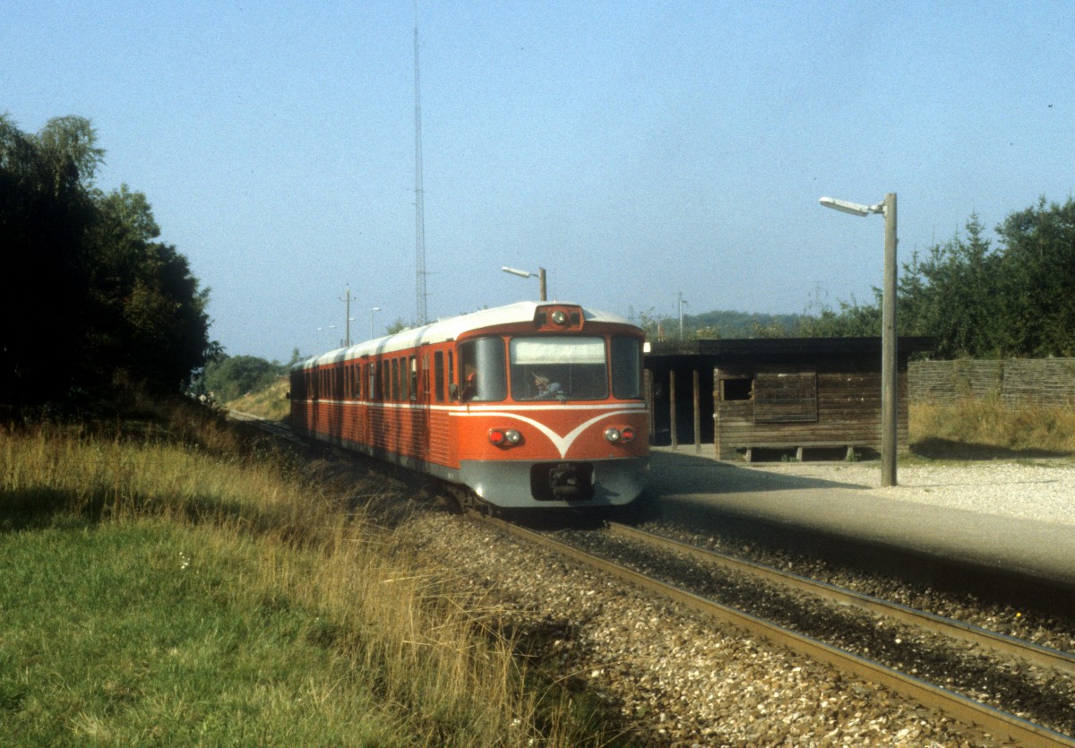 HFHJ (Hillerød-Frederiksværk-Hundested-Jernbane, auch Frederiksværkbanen genannt) Triebzug (Ym+Yp+Ys) Haltepunkt Lille Kregme im September 1983.