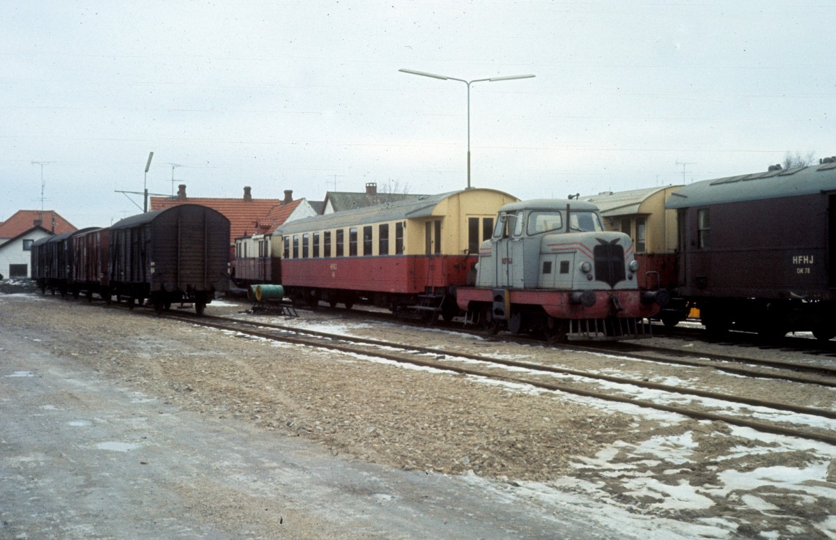 HFHJ (Hillerød-Frederiksværk-Hundested-Jernbane, auch Frederiksværkbanen genannt): Abgestellt in Hundested stehen am 23. Dezember 1976 u.a. die Diesellok T 3 und ein paar Personenwagen. - Die Lok wurde 1989 an die Museumsbahn Maribo-Bandholm-Jernbane verkauft.