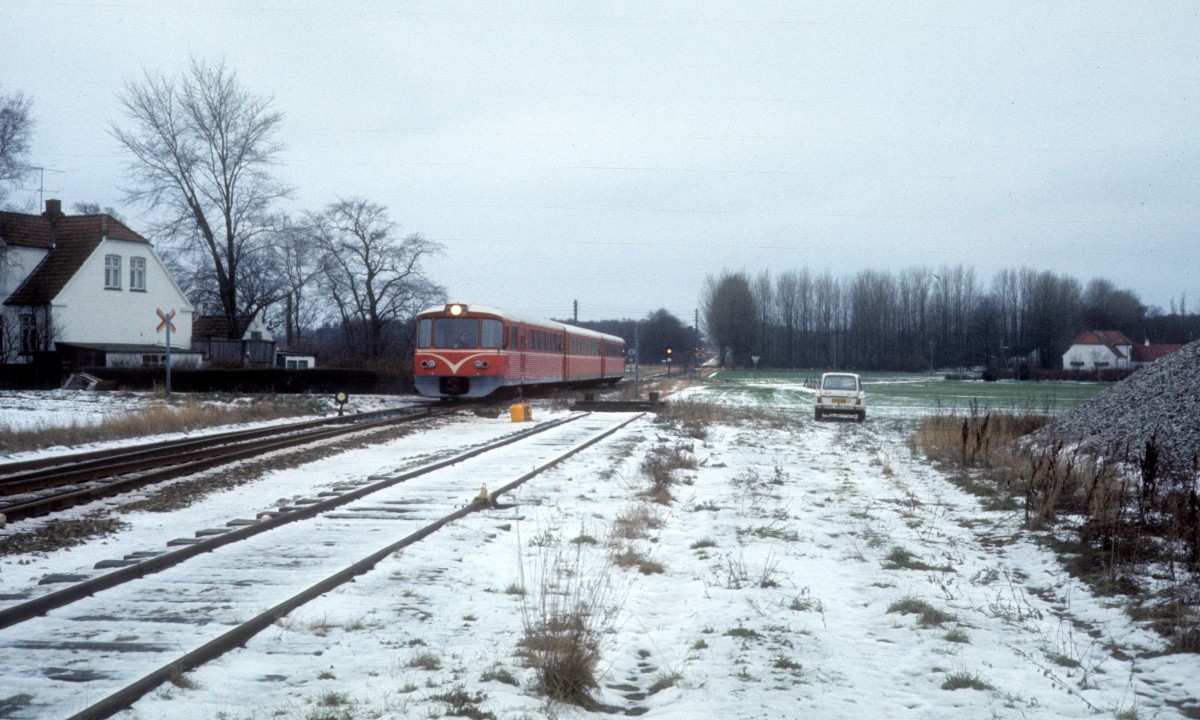 HFHJ (Hillerød-Frederiksværk-Hundested-Jernbane, auch Frederiksværkbanen genannt): Am 23. Dezember 1976 erreicht ein Triebzug (Ym+Yp+Ys) den Haltepunkt Østerbjerg.