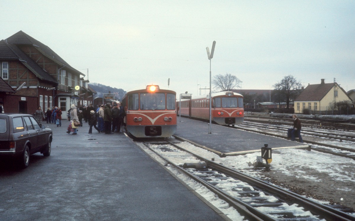 HFHJ (Hillerød-Frederiksværk-Hundested-Jernbane, auch Frederiksværkbanen genannt): Bahnhof Frederiksværk - Zwei Triebzüge treffen sich am 23. Dezember 1976 in Frederiksværk. Der Zug links fährt nach Hundested, während der andere Zug in Richtung Hillerød fährt.