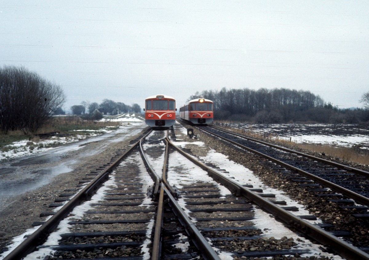 HFHJ (Hillerød-Frederiksværk-Hundested-Jernbane, auch Frederiksværkbanen genannt): Am 23. Dezember 1976 treffen sich zwei Triebzüge bei Gørløse.