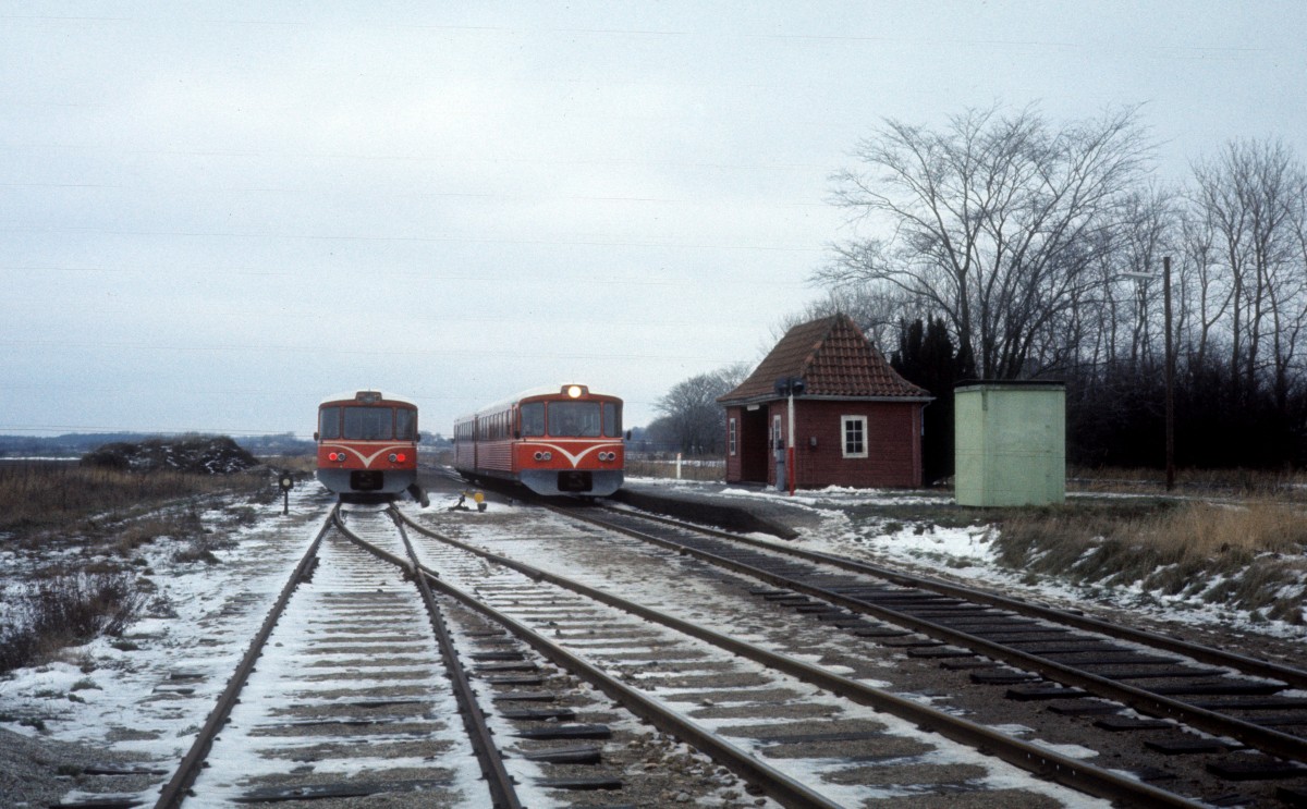HFHJ (Hillerød-Frederiksværk-Hundested-Jernbane, auch Frederiksværkbanen genannt):
Am Haltepunkt Østerbjerg treffen sich am 23. Dezember 1976 zwei Triebzüge der Bauart Y-Züge (Ym(+Yp)+Ys), die von der Waggonfabrik Uerdingen AG gebaut worden waren. - Heute fahren hier Triebzüge des Typs LINT 41 des Unternehmens Lokalbanen.