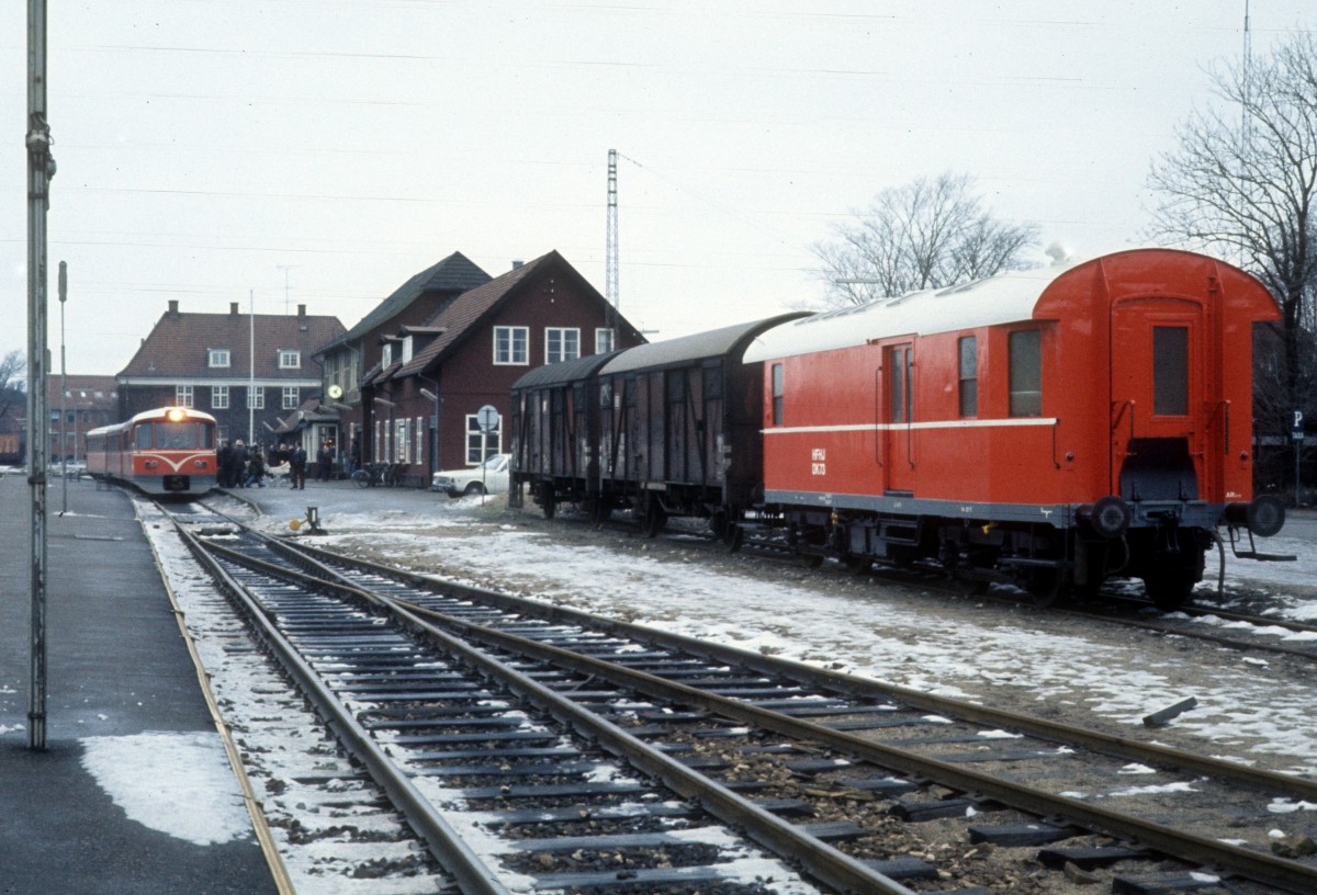 HFHJ (Hillerød-Frederiksværk-Hundested-Jernbane, auch Frederiksværkbanen genannt):
Bahnhof Frederiksværk am 23. Dezember 1976. - Am Bahnsteig hält ein Triebzug (Ym + Yp + Ys) in Richtung Hillerød.