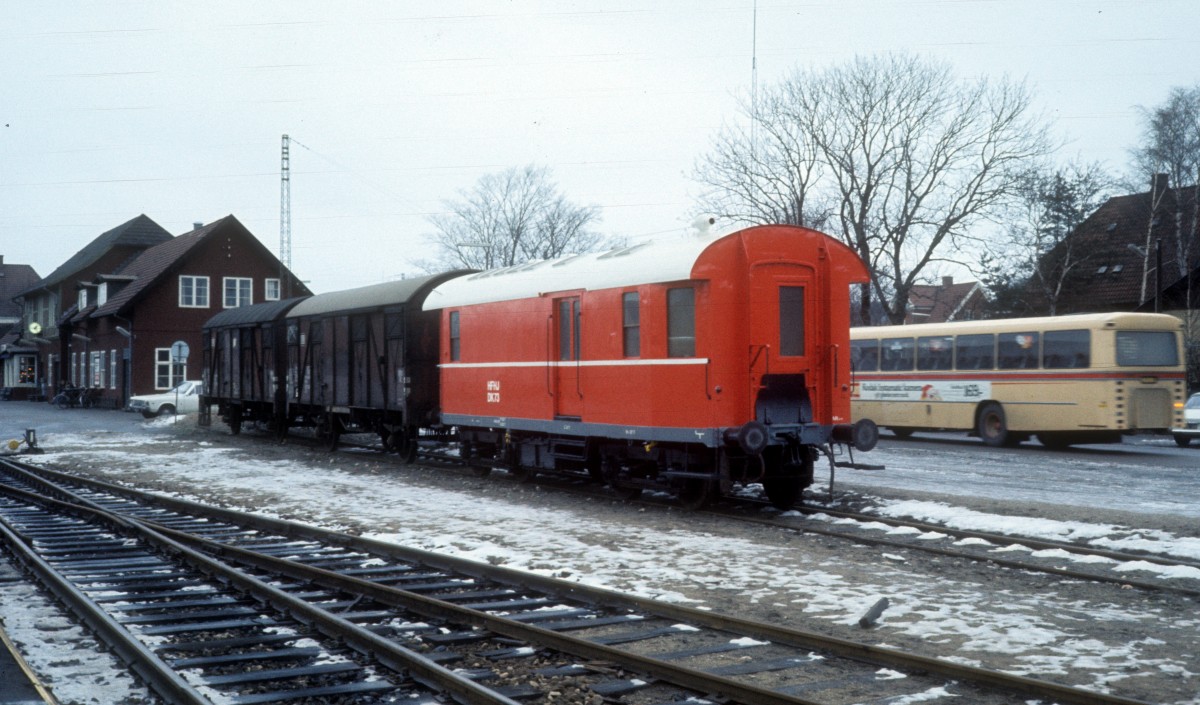 HFHJ (Hillerød-Frederiksværk-Hundested-Jernbane, auch Frederiksværkbanen genannt):
Bahnhof Frederiksværk. - Der Postwagen DK 73 (ex-DSB Pa 014, von der Waggonfabrik Scandia 1939 gebaut) und zwei Güterwagen stehen am 23. Dezember 1976 auf einem Nebengleis in Frederiksværk.