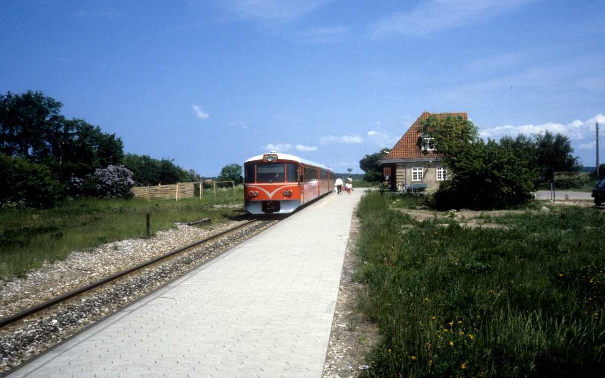 HFHJ (Hillerød-Frederiksværk-Hundested-Jernbane, auch Frederiksværkbanen genannt):
Bahnhof Dyssekilde im Juni 1987. - Der Triebzug am Bahnsteig fährt in Richtung Hillerød.