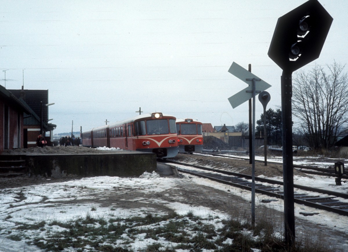 HFHJ (Hillerød-Frederiksværk-Hundested-Jernbane): Im Bahnhof Ølsted treffen sich am 23. Dezember 1976 zwei Triebzüge, die von der Waggonfabrik Uerdingen AG gebaut und geliefert worden waren. 