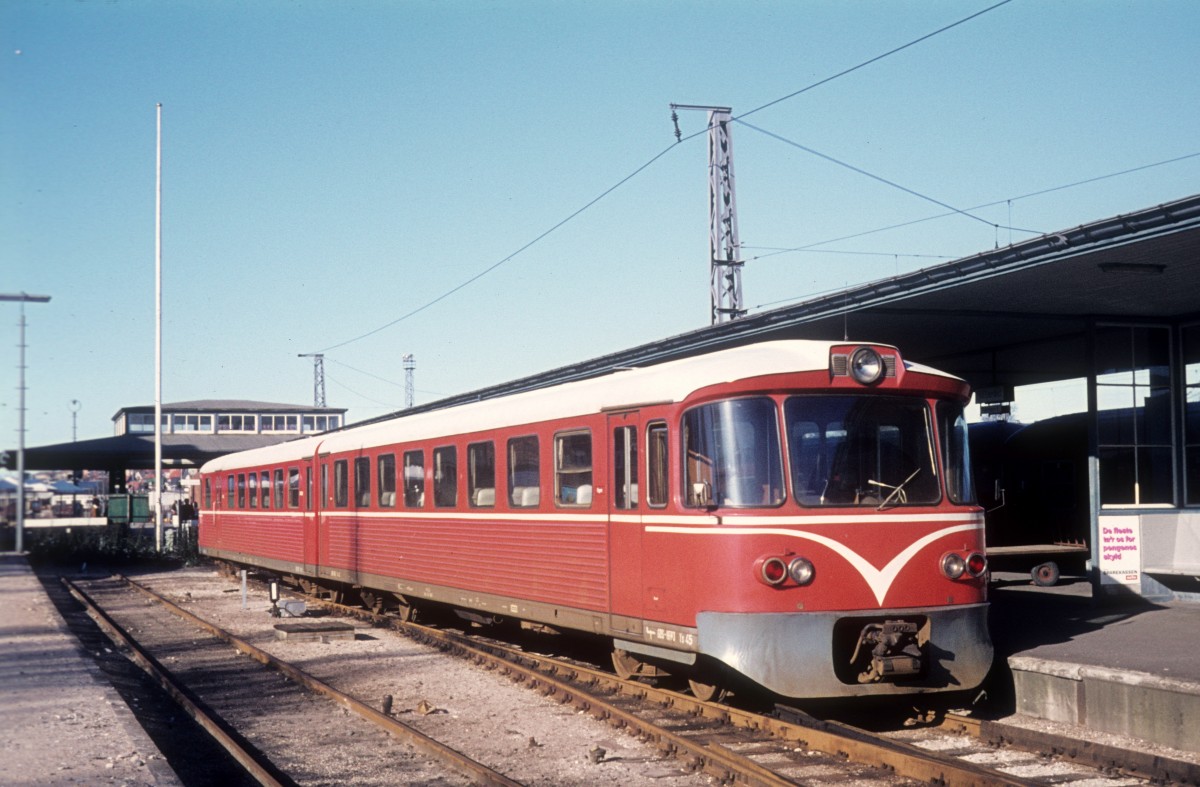 HFHJ (Hillerød-Frederiksværk-Hundested-Jernbane) Ys 45 + Ym Bahnhof Hillerød im März 1975.
