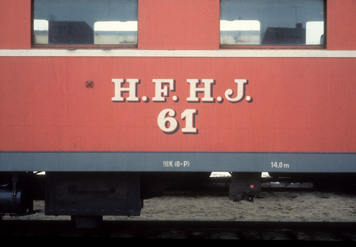 HFHJ (Hillerd-Frederiksværk-Hundested-Jernbane, auch Frederiksværkbanen genannt) am 23. Dezember 1976: Personenwagen C 61 (Scandia 1949, ausgemustert um 1984). - Die Bahn zwischen Hillerød und Frederiksværk (HFJ) wurde 1897 eingeweiht. Im Dezember begann der Bahnverkehr zwischen Frederiksværk und Hundested, aber erst 1943 fusionierten die beiden Bahnen offiziel - damit entstand die HFHJ. - In den Bahnunternehmensnamen findet man oft das Wort 'Jernbane' (in der Abkürzung 'J'). Dieses Wort bedeutet 'Eisenbahn'. 