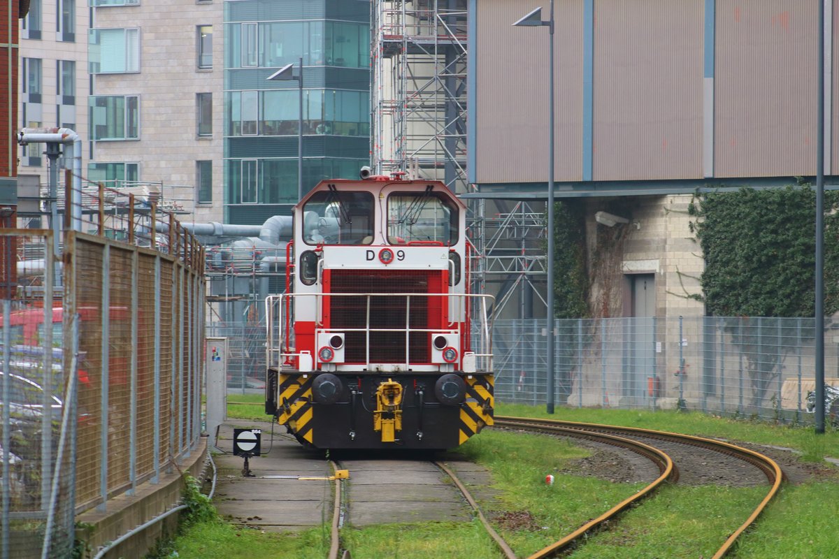 HFM Krauss Maffei MH05 Lok D9 (98 80 0505 013-9 D-HFM) am 06.01.19 in Frankfurt am Main von einen Gehweg aus fotografiert