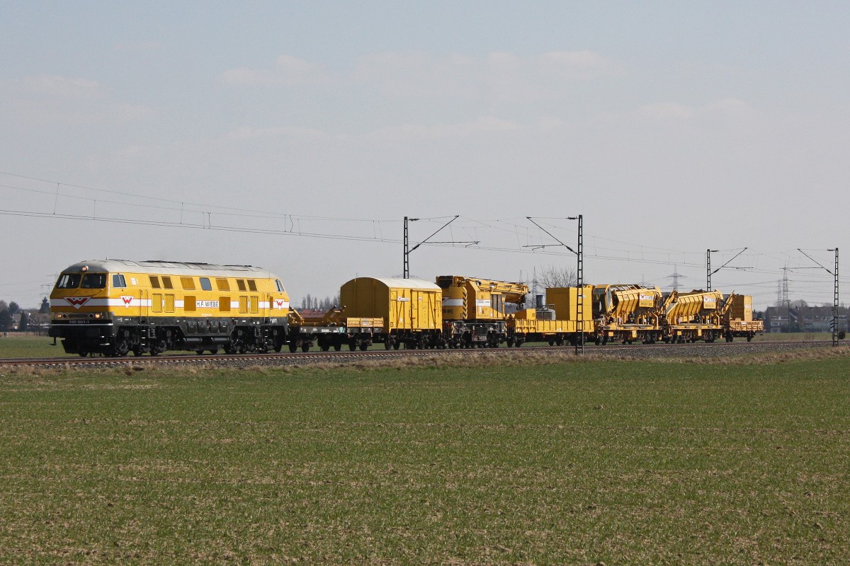 H.F.Wiebe Lok7 (320 001) am 7.4.13 mit einem kurzen Bauzug auf dem Weg von Rdesheim nach Meppen bei der Durchfahrt durch Neuss-Allerheiligen.