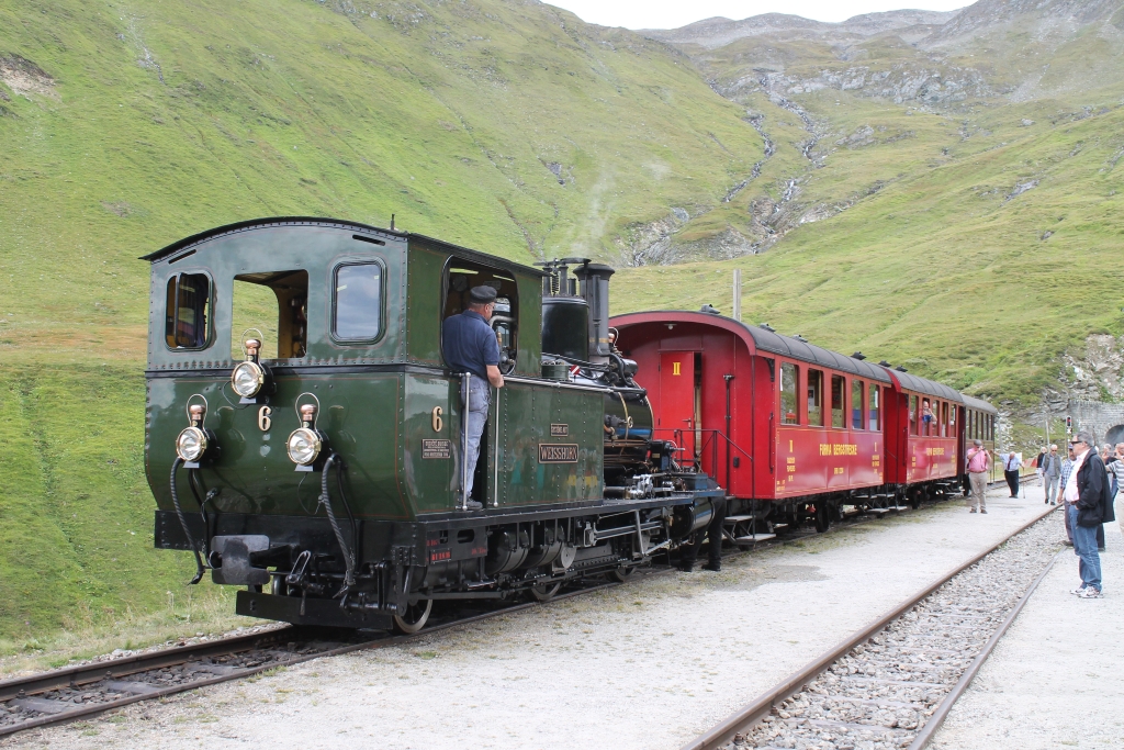 HG 2/3 ''Weisshorn'' am 4.9.2016 auf der Furka nach dem Abdrehen der Lok. Aufgrund der Kesselbauweise dieser ehemaligen VZ-Maschine muss sich der Führerstand jeweils talseitig befinden.