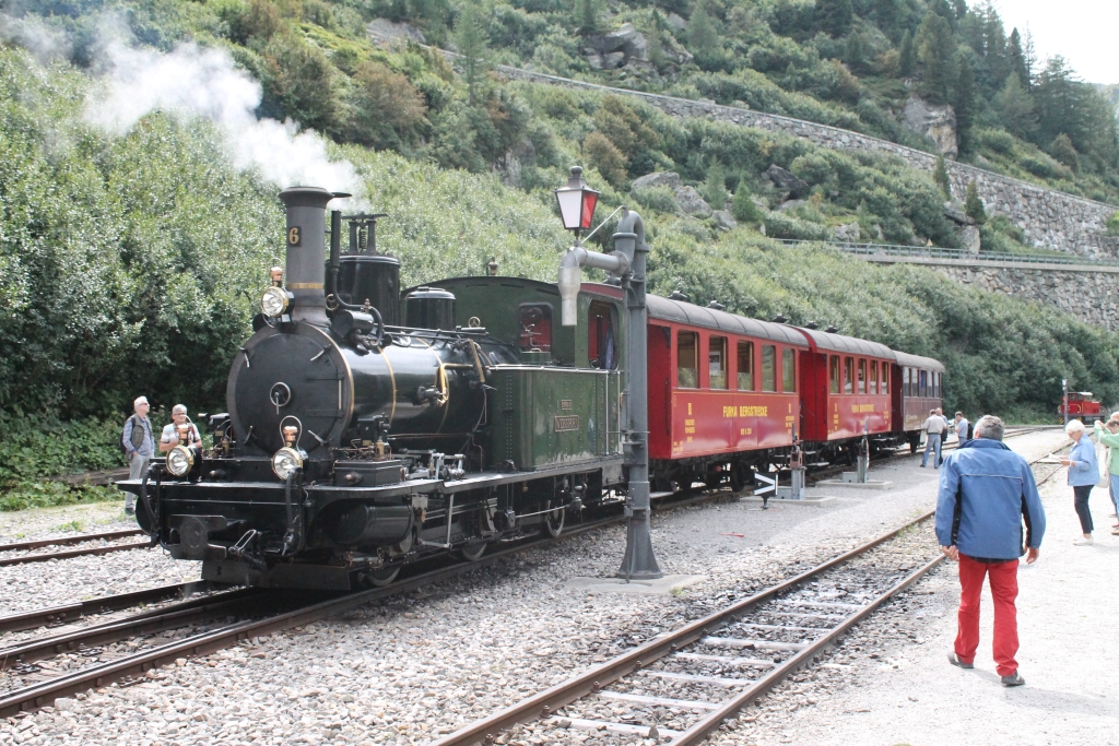 HG 2/3 ''Weisshorn'' am 4.9.2016 in Gletsch als Zug 158 nach Realp. Um die Jahrhundertwende gebaut blieb sie trotz Elektrifikation im Jahre 1929 bei der damaligen BVZ und gelangte danach zur Firma Hovag in Ems, wo sie bis 1965 als Werkslok tätig war. Danach war sie bis 1989 eine Denkmallok und wurde danach vom DFB übernommen und revidiert.