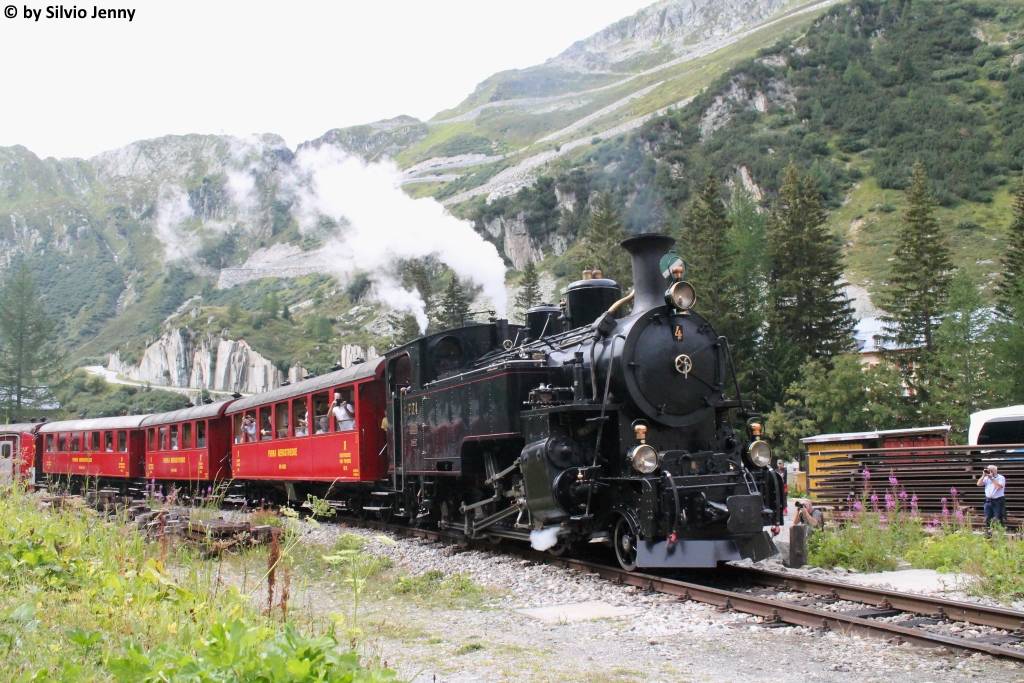 HG 3/4 4 am 4.9.2016 in Gletsch. Die Lok Nr. 4 war die einzige Lok ihres Typs die ihre Heimat nie verliess (Die Loks 1, 2, 8 und 9 wurden in den Vietnam exportiert und 1990 in die Schweiz zurückgeholt). Sie war bis 1972 als fahrdrahtunabhängiges Triebfahrzeug bei der FO im Einsatz und wurde danach remisiert. In den 80-er Jahren wurde die Lok aus ihrem Dornröschenschlaf geholt und durch freiwillige wieder betriebsfähig hergerichtet. 1997 kam sie als Leihgabe zum DFB, wo die Lok Nr. 4 aber zuerst einer grundlegenden Revision unterzogne werden musste. Ab 2006 war sie an der Furka Bergstrecke wieder einsatzbereit und 2010, als die Furka-Berg-Strecke durchgehend eröffnet werden konnte, wurde die Lok von der MGB als Schenkung definitiv dem DFB übergeben.