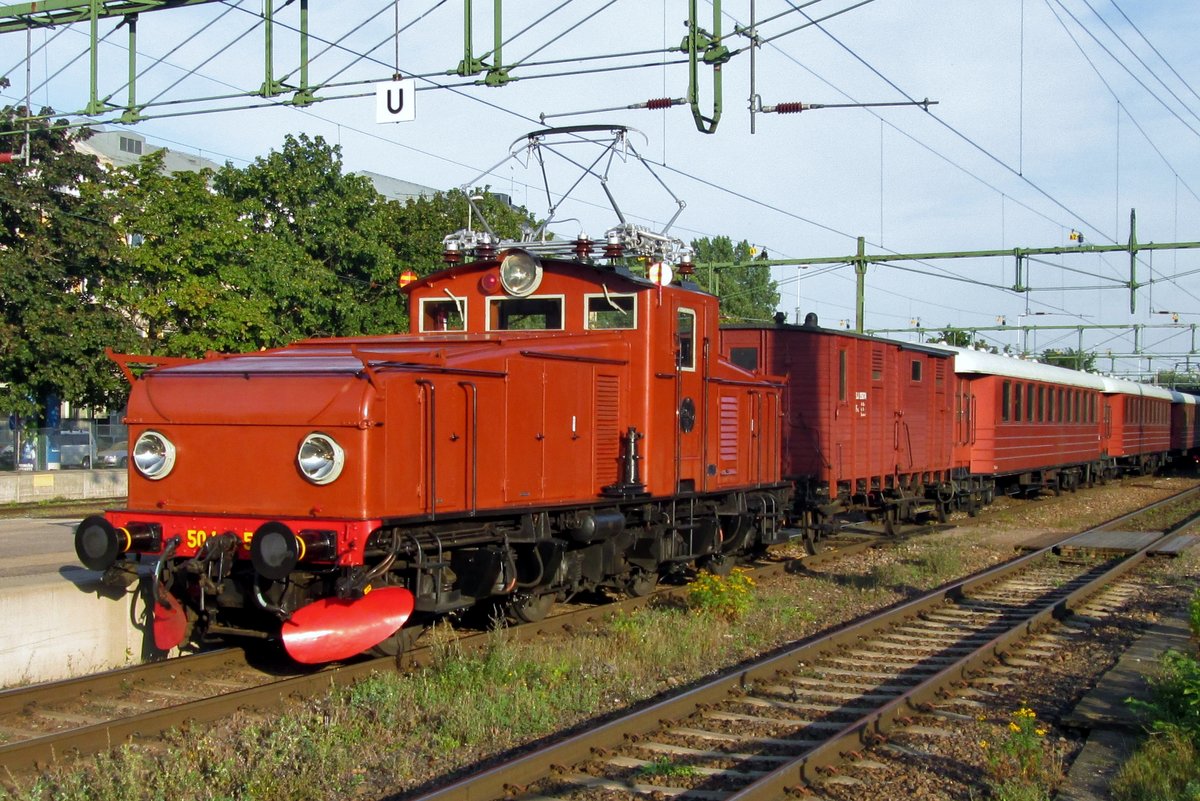 Hg 504 schiebt ein Sonderzug aus Gävle aus am 13 September 2015.