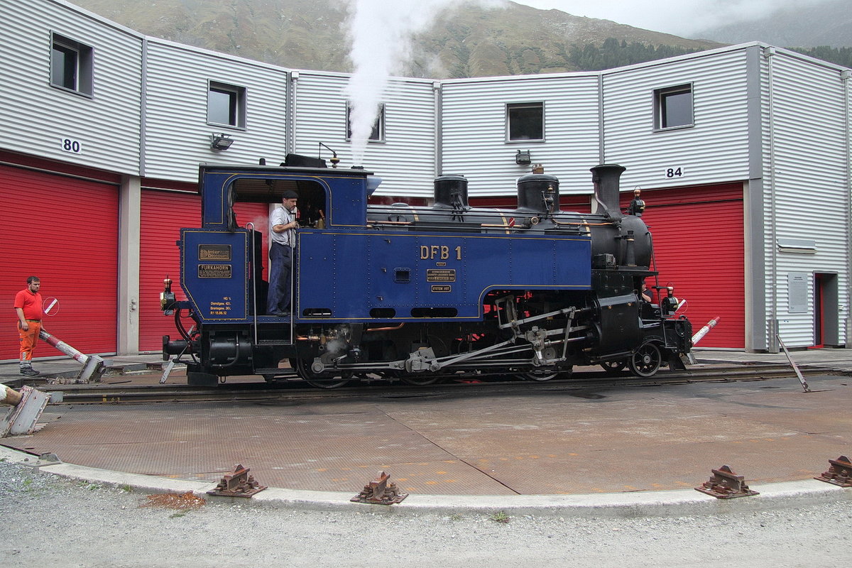 HG3/4 Nr.1(ex.BFD/FO/Vietnam)auf der Drehscheibe im DFB Depot Realp.Die Vietnamlok 
HG 4/4 Nr.704 steht in der Remise und fährt offiziell erst im nächsten Jahr.16.09.18