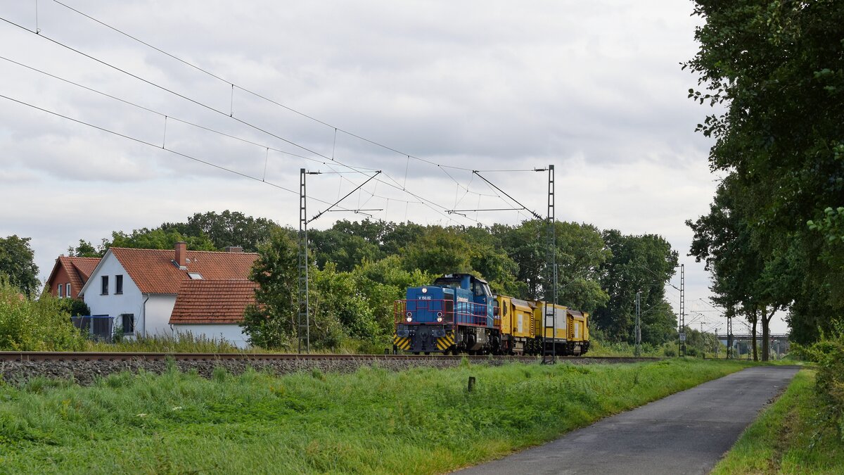 HGB V 150.02 (275 501)  Frankenbach  mit Gleisbauzug in Richtung Bremen (zwischen Lembruch und Diepholz, 25.08.2021).