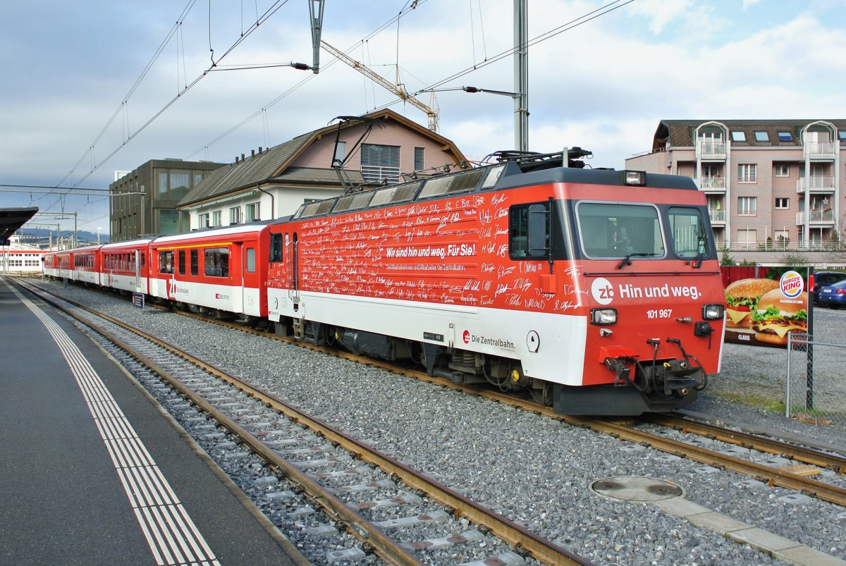 HGe 101 967 mit A 215-7, BD 353, B 555, B 551 und ABt 930 abgestellt in Stansstad. Am Vormittag verkehrte der Pendel als Extrazug nach Engelberg, tagsber wird er hier abgestellt, 20.12.2014.
