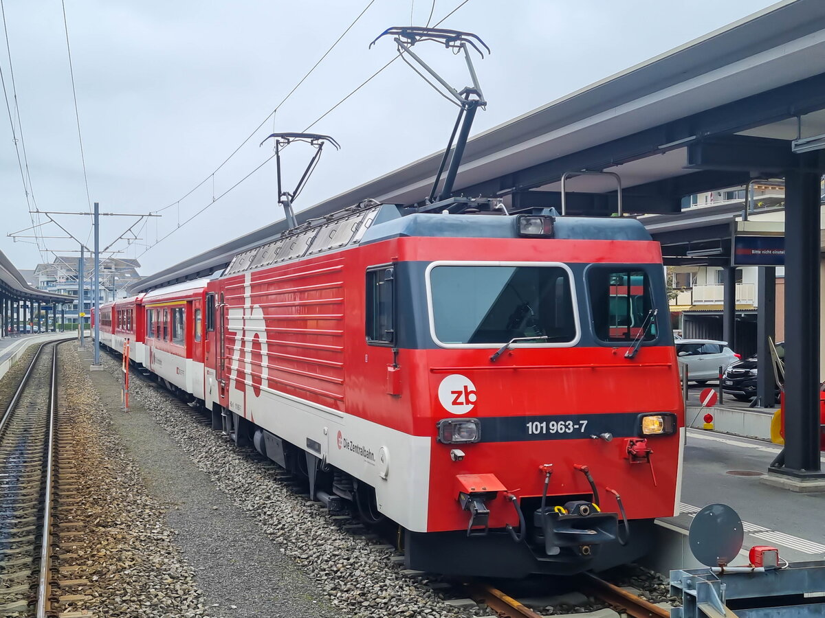 HGe 4/4 101 963-7 der Zentralbahn steht mit einem IR-Zug im Bahnhof Engelberg, 09.10.2022.