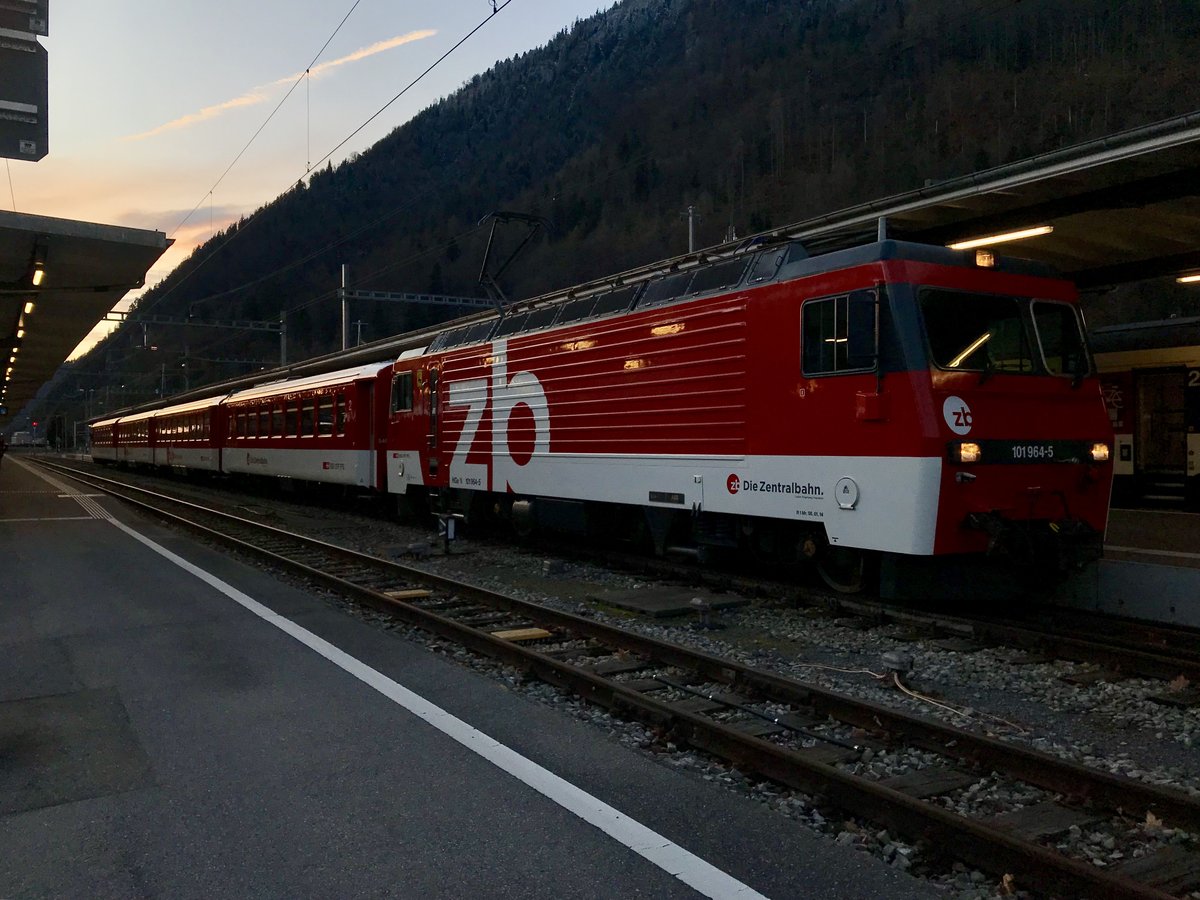 HGe 4/4 101 964-5 der ZB mit ihrem Zug  als Regio nach Meiringen, am 2.2.18 mit Abendstimmung im Bhf Interlaken Ost.