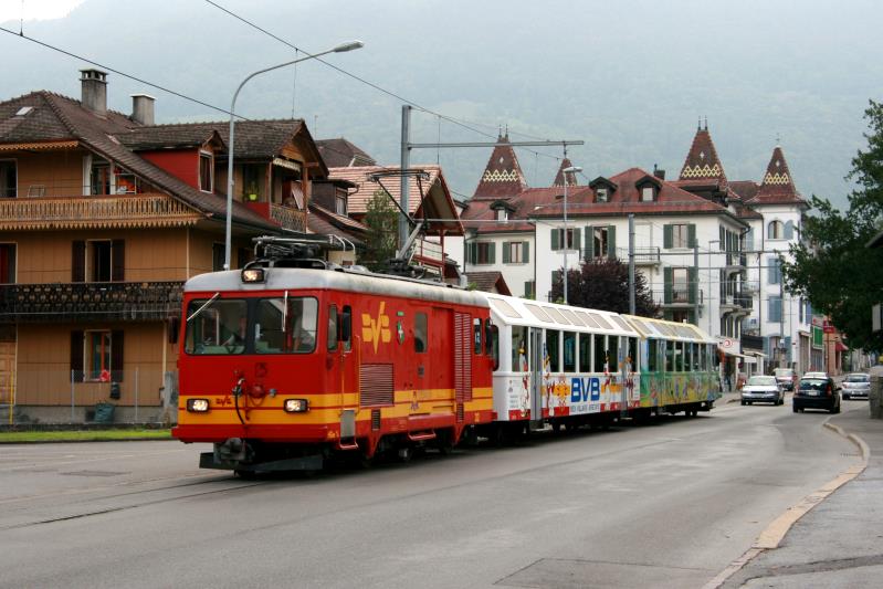 HGe 4/4 32 zieht einen Sonderzug vom Depot zum Bahnhof Bex um eine Reisegruppe in die Berge zu bringen; 29.09.2013