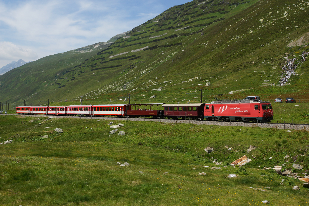 HGe 4/4 II 1 zieht am 19.07.2014 den Regio 836 von Nätschen Richtung Oberalppass.