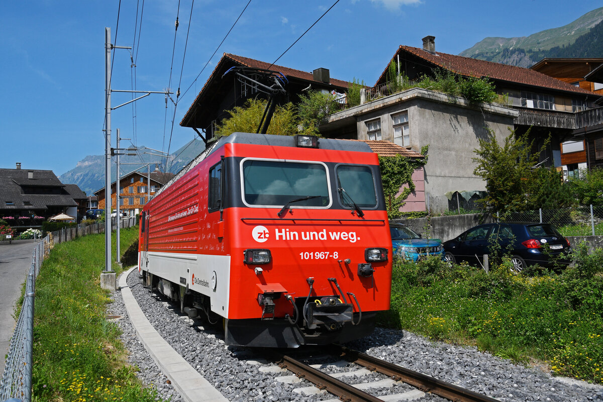 HGe 4/4 II 101 967-8 der Zentralbahn verl�sst am 26.06.2026 den Bahnhof Brienz.