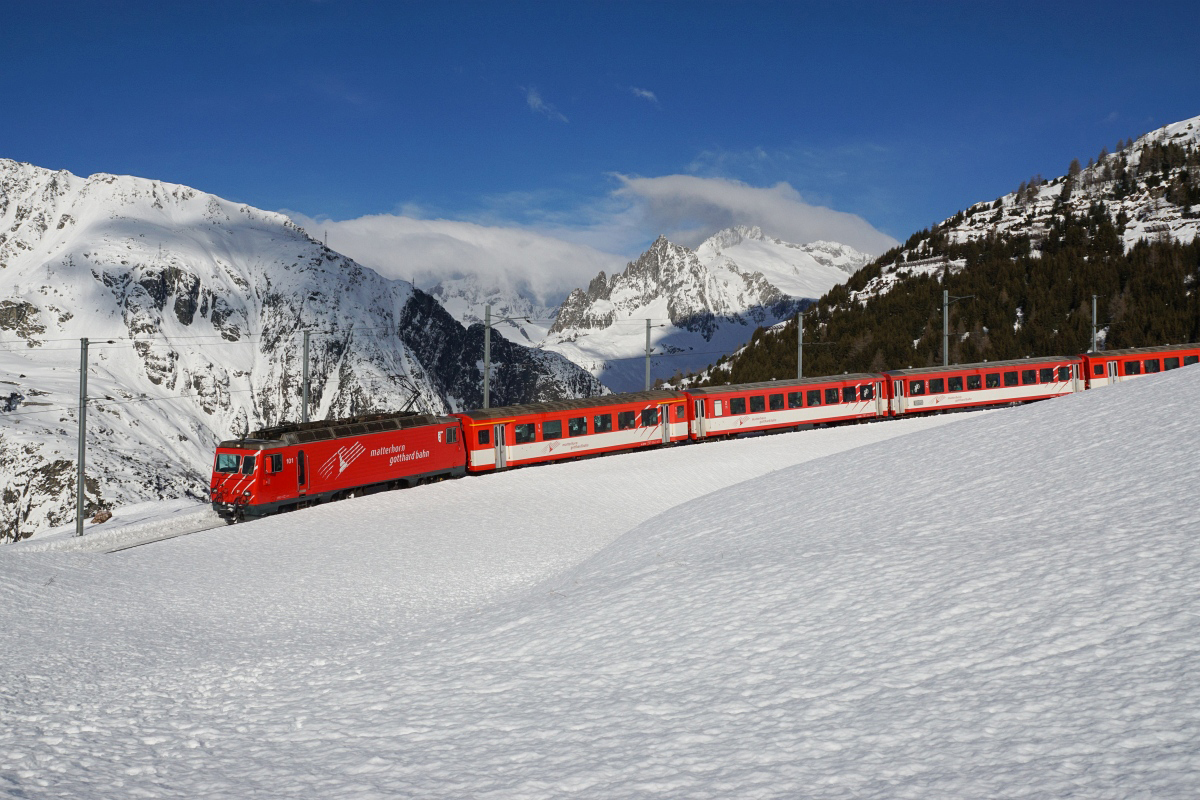 HGe 4/4 II 101 befindet sich am 21.02.2016 mit einem (zu langen) Regio nach Andermatt unterhalb von Nätschen.