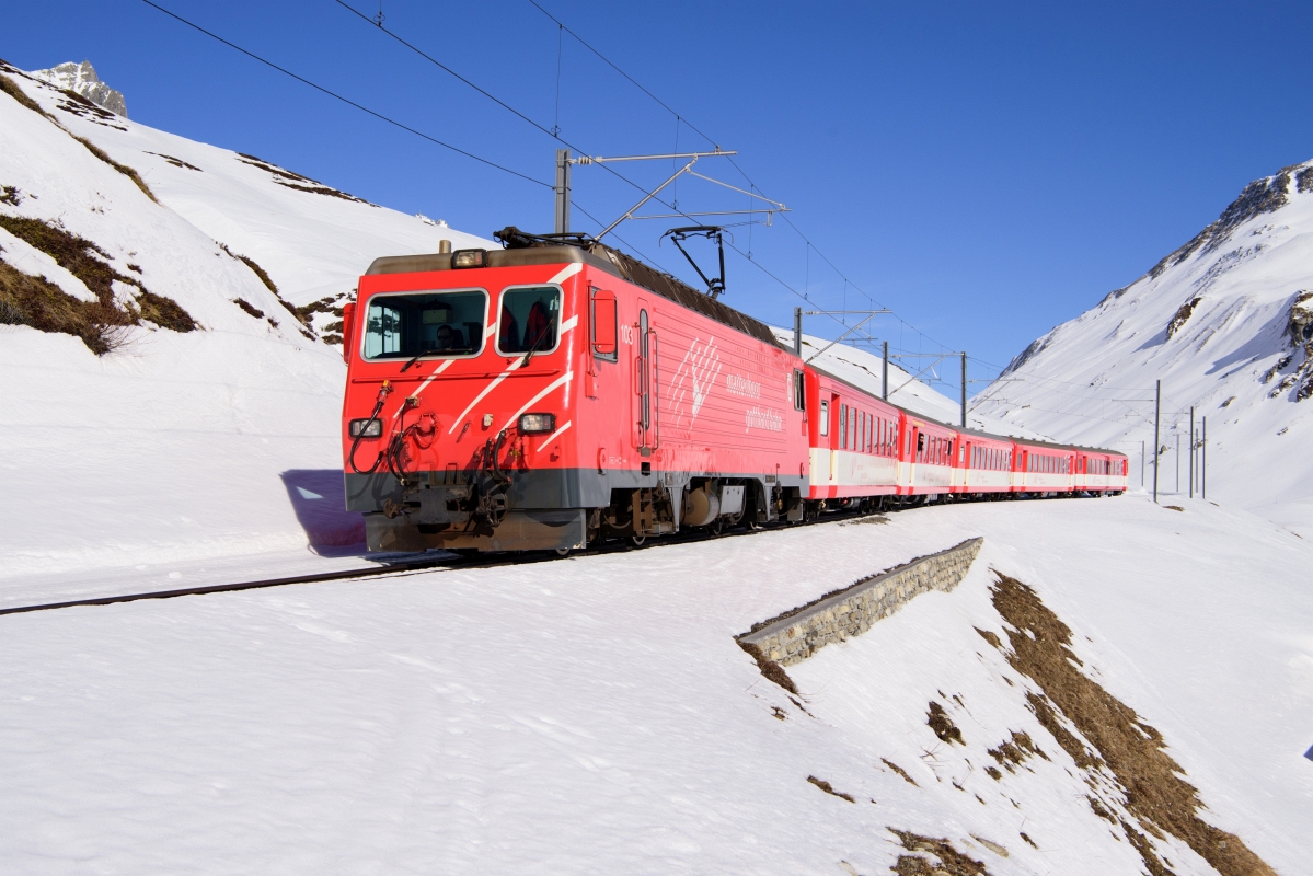 HGe 4/4 II 103 mit einem Regionalzug oberhalb von Nätschen.

Nätschen, 22.02.2020.