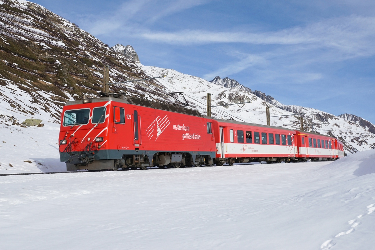 HGe 4/4 II 105 fährt am 13.12.2015 mit einem Regionalzug vom Oberalppass Richtung Nätschen.