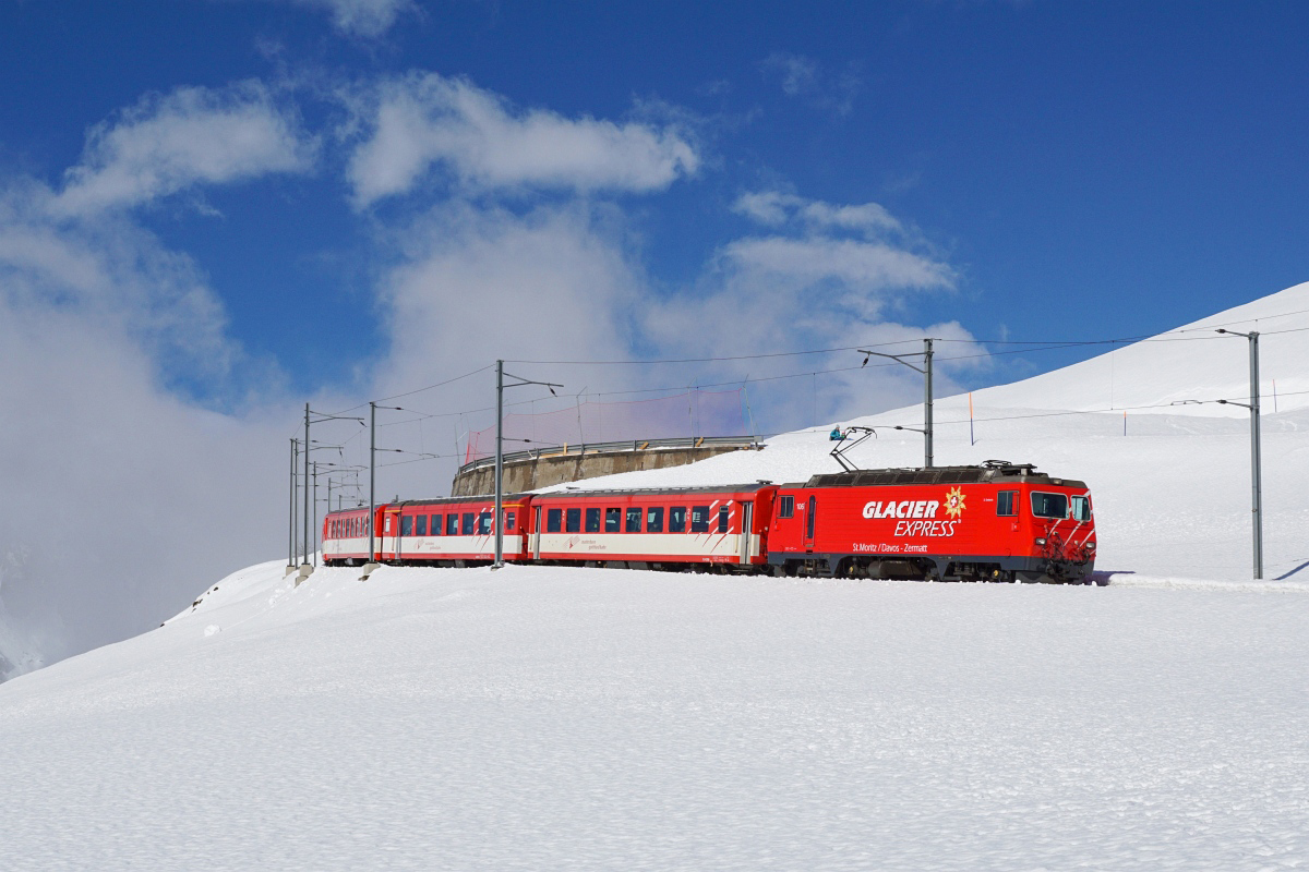 HGe 4/4 II 106 befindet sich am 21.02.2016 mit einem Regio nach Andermatt unterhalb von Nätschen.