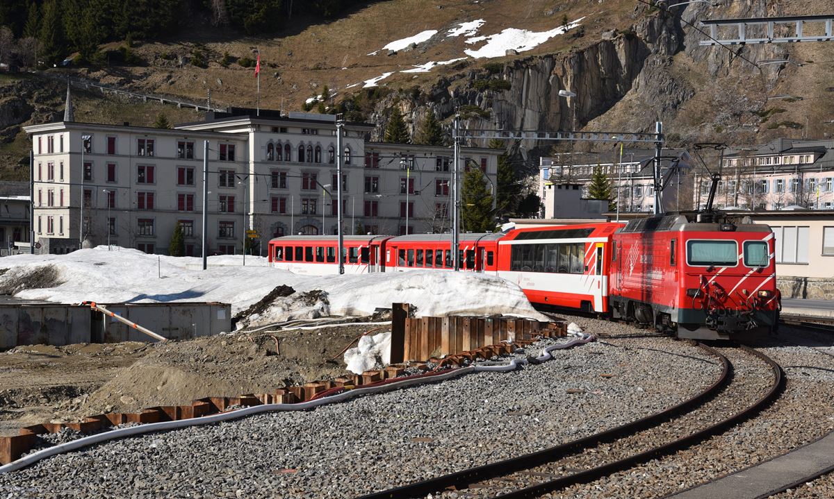 HGe 4/4 II 107  Grimsel  ex FO vor der Armeekaserne Andermatt. (20.04.2018)