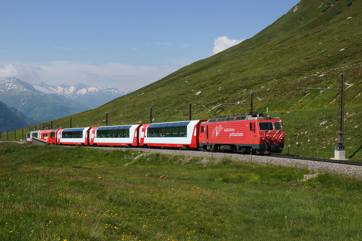 HGe 4/4 II 107 zieht am 19.07.2014 den GEX 900 von Andermatt Richtung Oberalppass, aufgenommen oberhalb von Nätschen.
