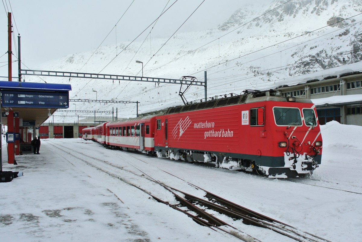 HGe 4/4 II 108 rangiert soeben ihren Regionalzug aus dem Depot in Andermatt und fährt später via Oberalppass nach Disentis, 26.01.2014.