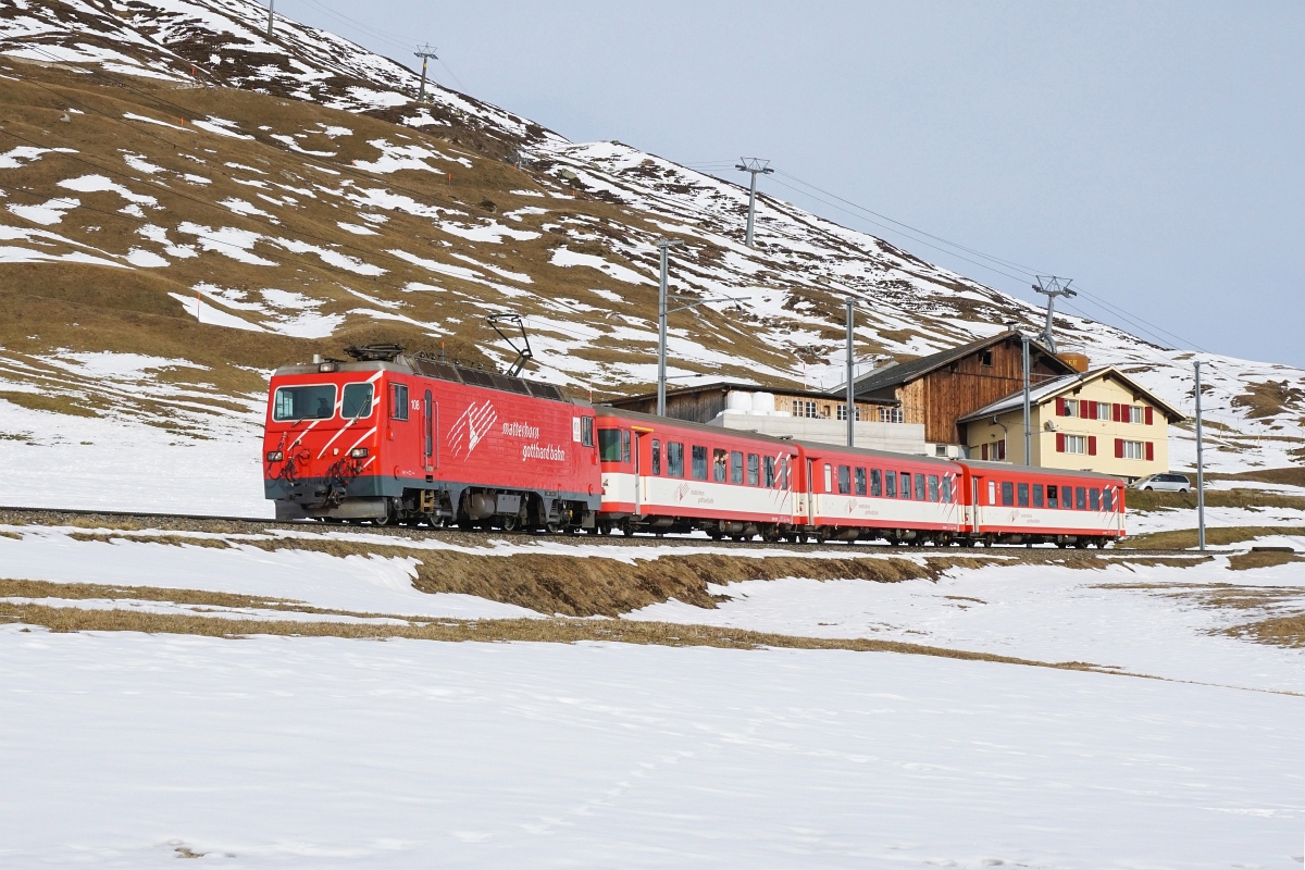 HGe 4/4 II 108 verlässt am 13.12.2015 Nätschen in Richtung Andermatt.