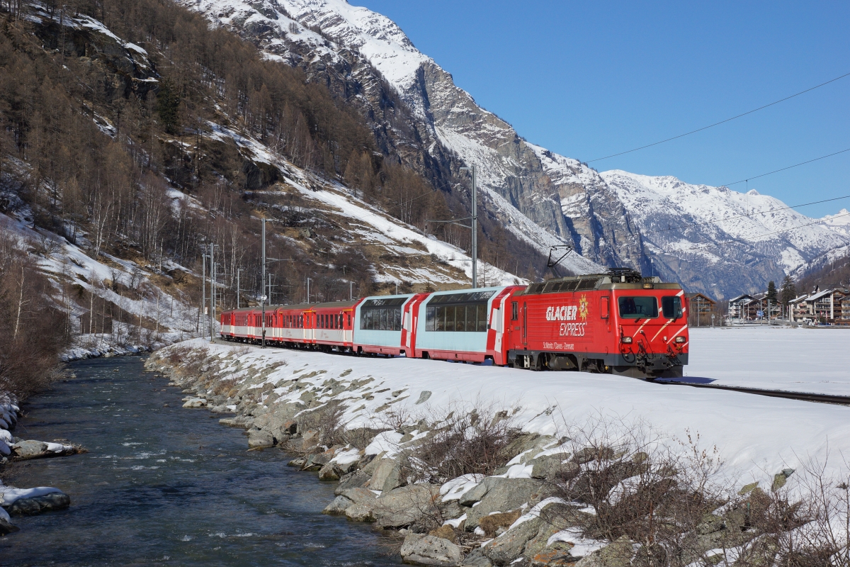 HGe 4/4 II 4 verlässt am 06.03.2015 mit dem R 237 Täsch in Richtung Zermatt.