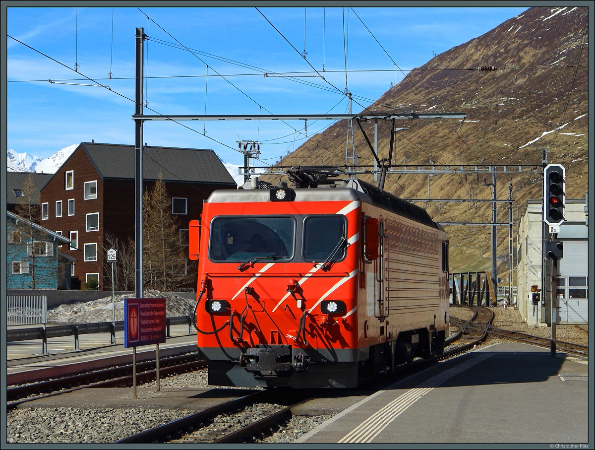 HGe 4/4 II Nr. 106 der MGB rangiert am 19.04.2022 in Andermatt.