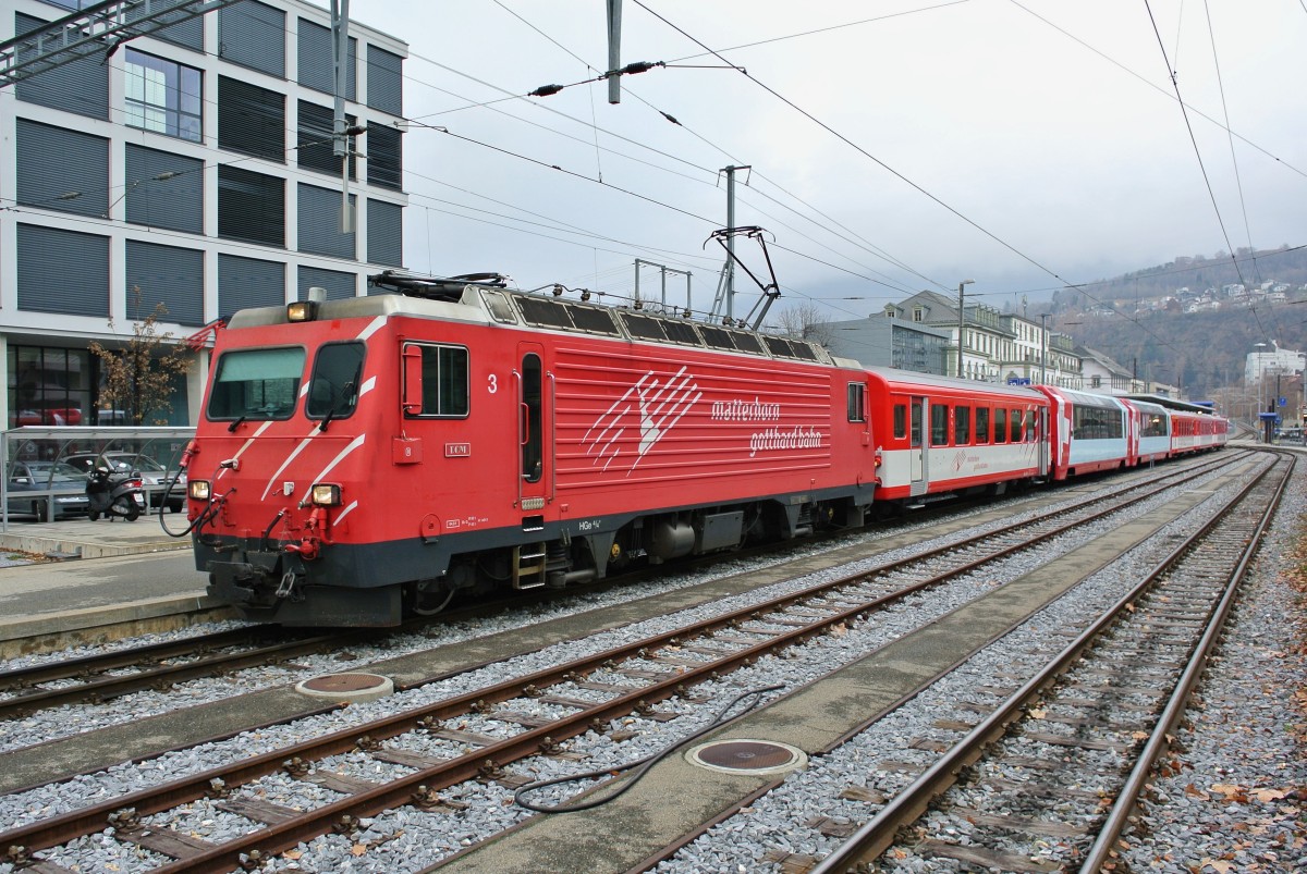 HGe 4/4 II Nr. 3 mit einem Mattertalpendel im Bahnhof Brig. Durch die Ablieferung der neuen Komet-Serie werden die Lokbespannten Pendel wahrscheinlich bald Geschichte sein, 06.12.2014.