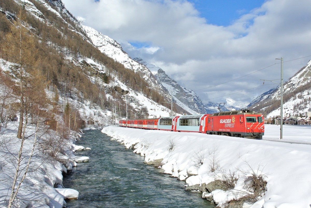 HGe 4/4 II Nr. 4 mit Regio 233 bei Täsch. Während den Wintermonaten, wenn nicht  alle Panos benötigt werden, sind sie z. T. in den HGe Pendeln im Mattertal eingereiht, 31.01.2014.