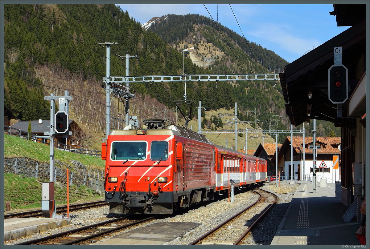 HGe 4/4 II Nr. 5 der MGB fährt am 21.04.2022 mit einem Regiozug in Sedrun ein.